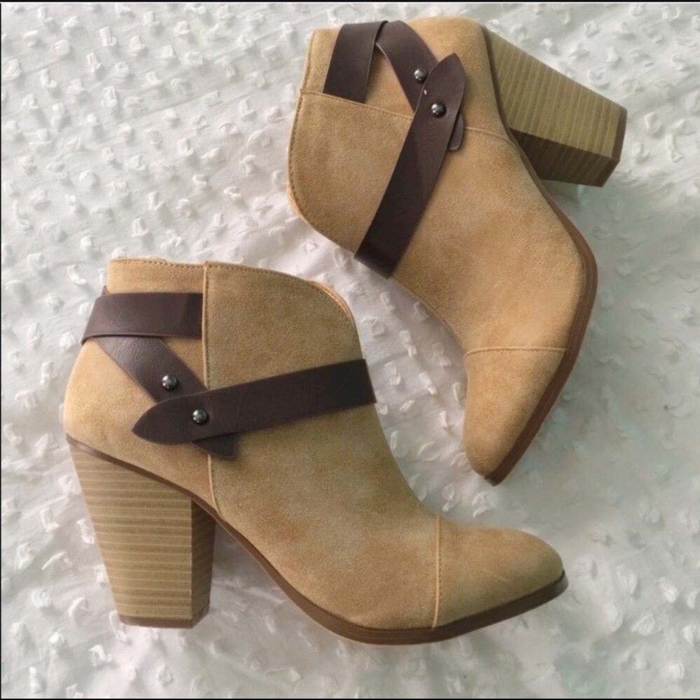 City Classified Tan brown ankle heeled booties